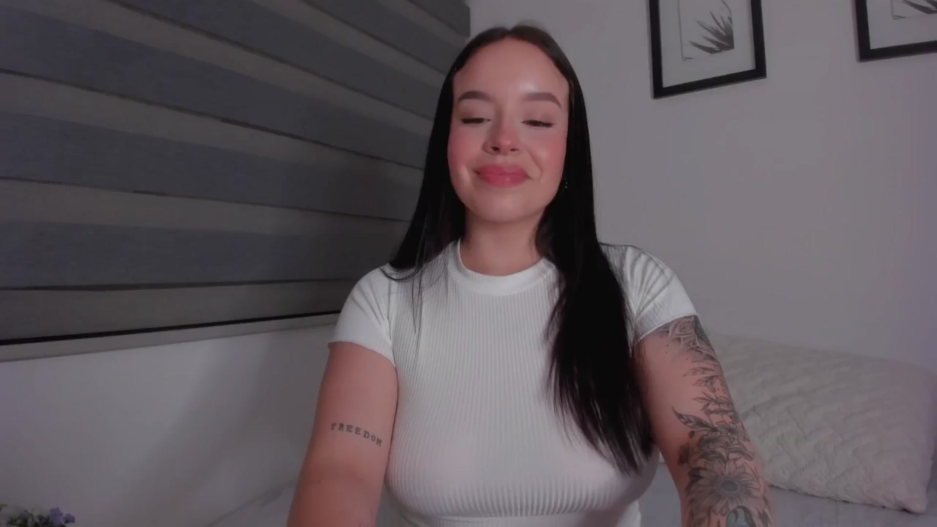 Gallery image thumbnail from Sexxygirl18x's myfreecams stream on, 08/16/2024, 24:54 image 6 of 20