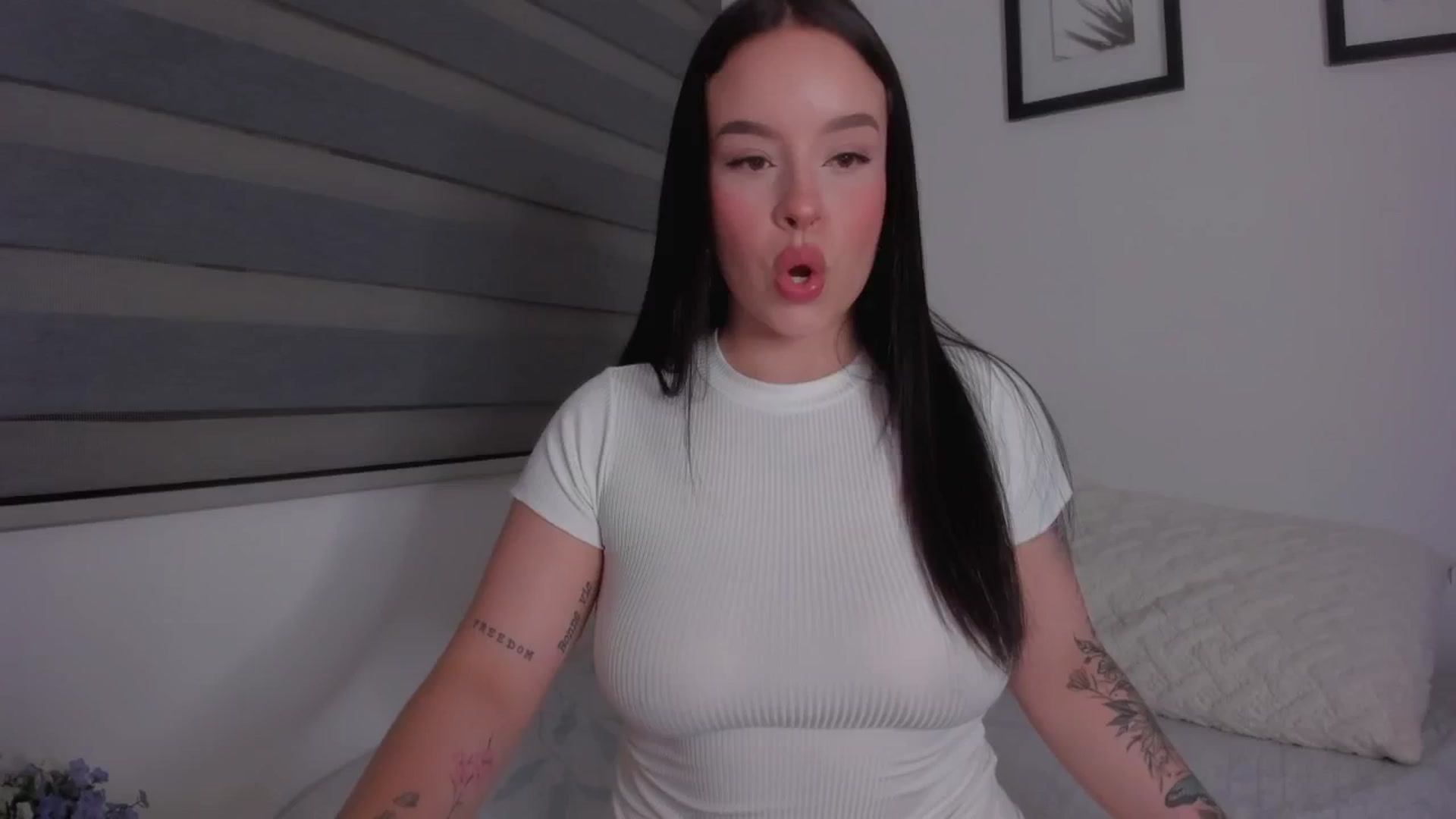 Gallery image thumbnail from Sexxygirl18x's myfreecams stream on, 08/16/2024, 24:54 image 2 of 20