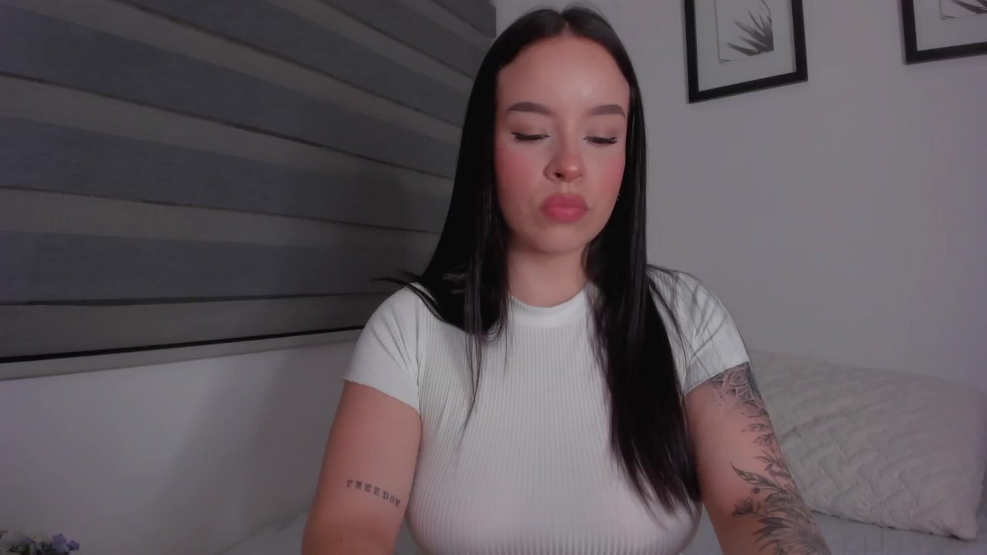 Gallery image thumbnail from Sexxygirl18x's myfreecams stream on, 08/16/2024, 24:54 image 4 of 20