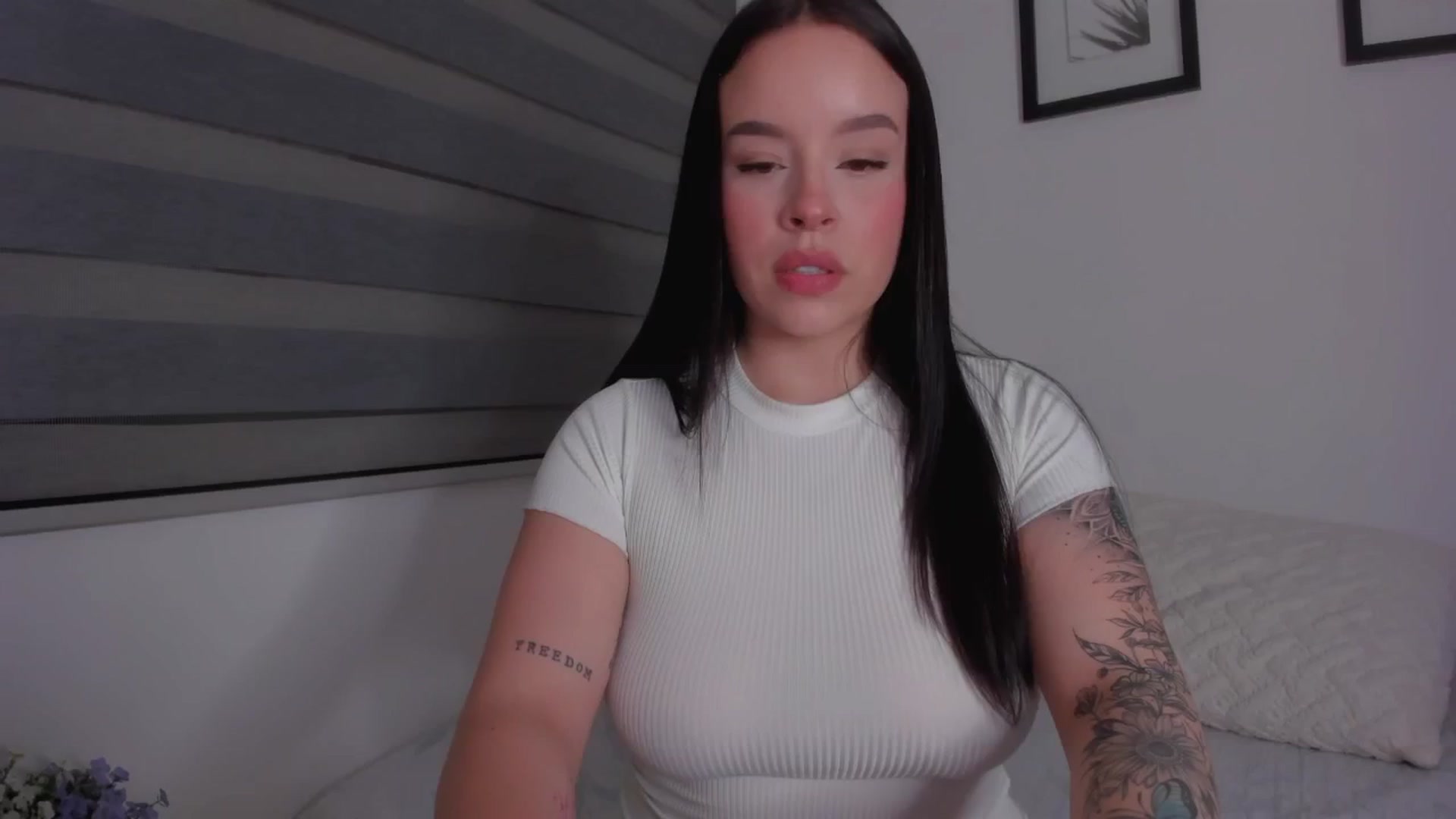 Gallery image thumbnail from Sexxygirl18x's myfreecams stream on, 08/16/2024, 24:54 image 3 of 20