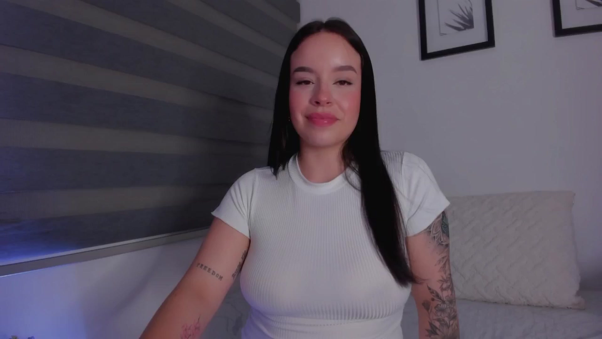 Gallery image thumbnail from Sexxygirl18x's myfreecams stream on, 08/16/2024, 01:46 image 14 of 20