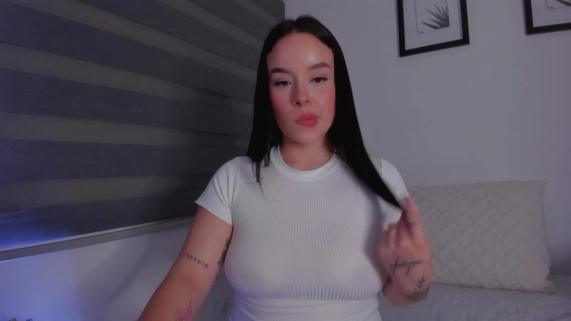 Gallery image thumbnail from Sexxygirl18x's myfreecams stream on, 08/16/2024, 01:46 image 16 of 20