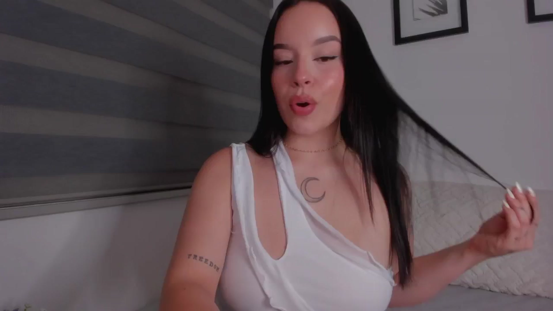 Gallery image thumbnail from Sexxygirl18x's myfreecams stream on, 08/21/2024, 03:35 image 5 of 20