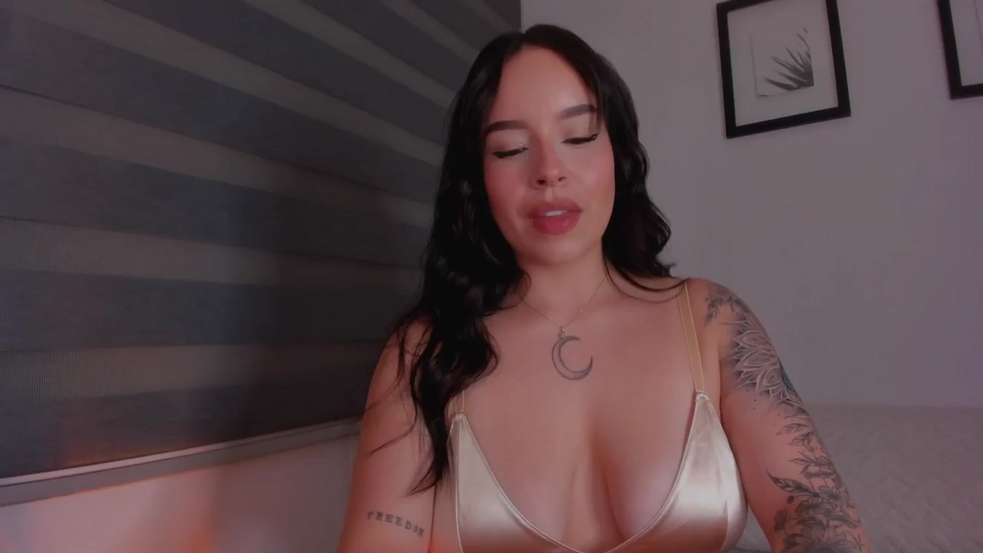 Gallery image thumbnail from Sexxygirl18x's myfreecams stream on, 08/25/2024, 24:01 image 1 of 20