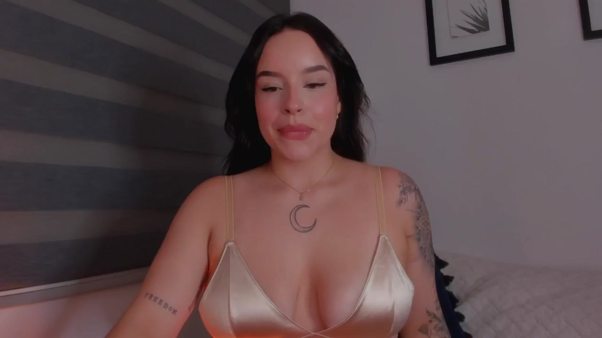 Gallery image thumbnail from Sexxygirl18x's myfreecams stream on, 08/25/2024, 01:36 image 5 of 20