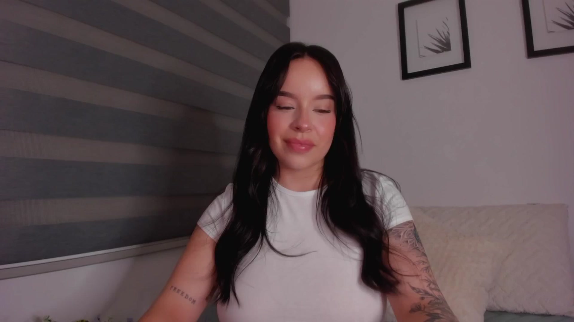 Gallery image thumbnail from Sexxygirl18x's myfreecams stream on, 09/18/2024, 23:17 image 9 of 20