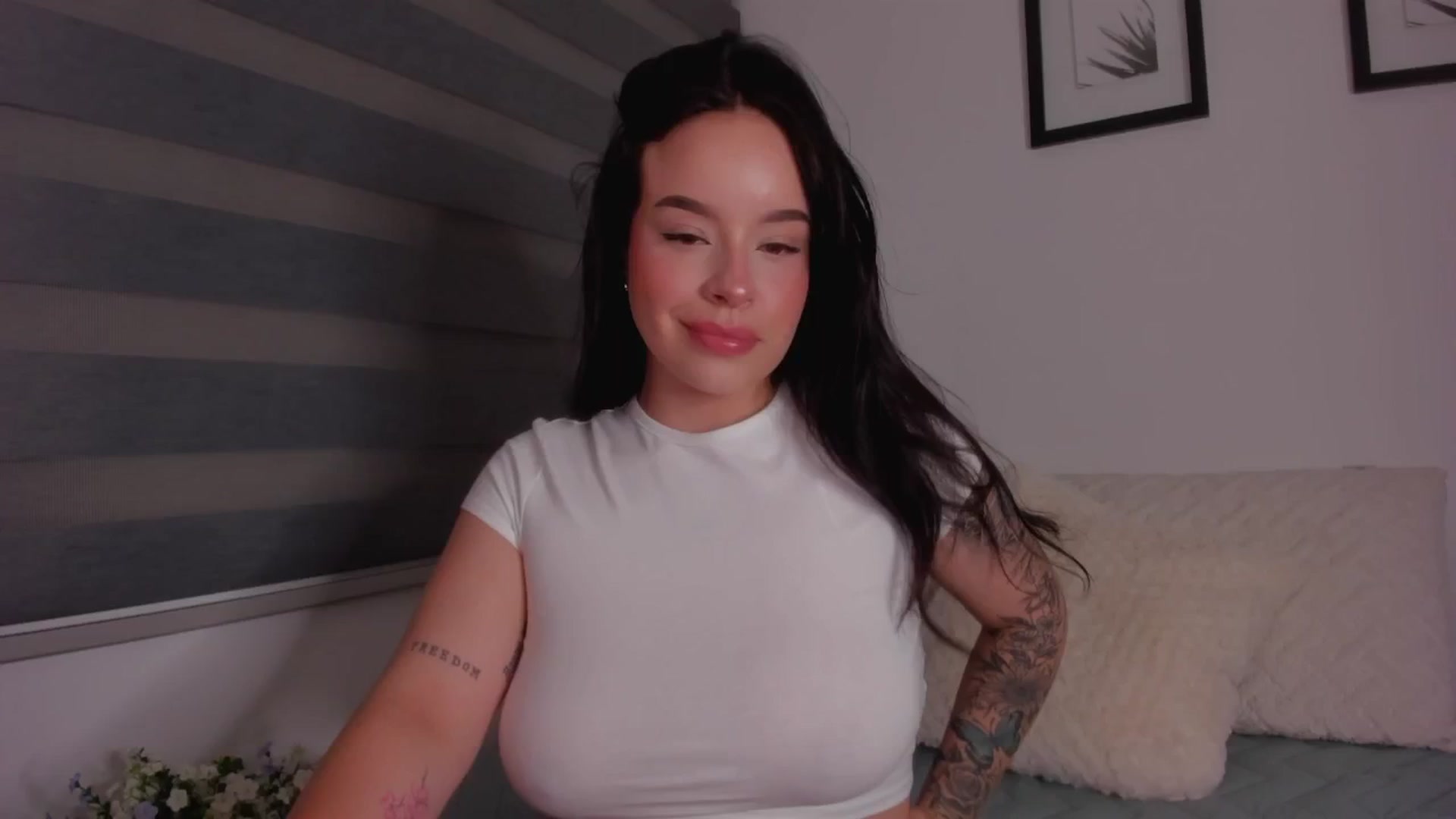 Gallery image thumbnail from Sexxygirl18x's myfreecams stream on, 09/18/2024, 23:17 image 14 of 20