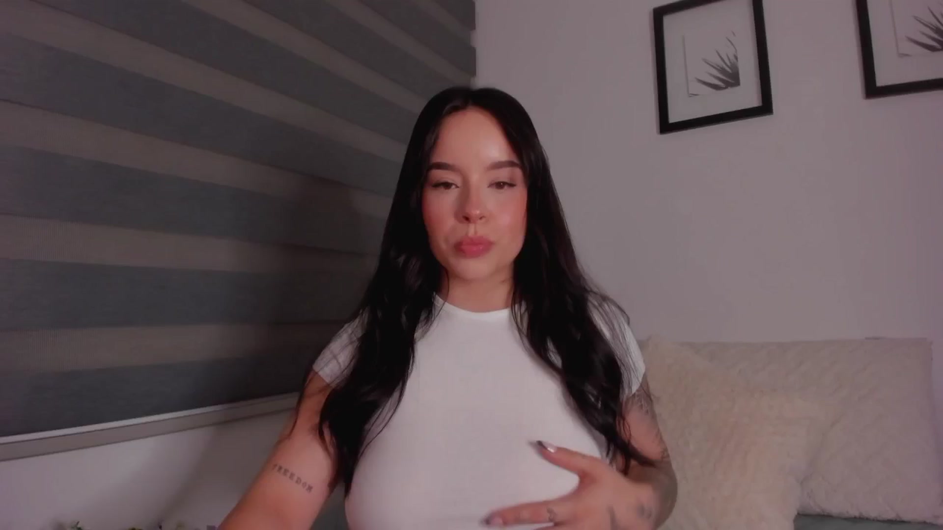 Gallery image thumbnail from Sexxygirl18x's myfreecams stream on, 09/18/2024, 23:17 image 12 of 20