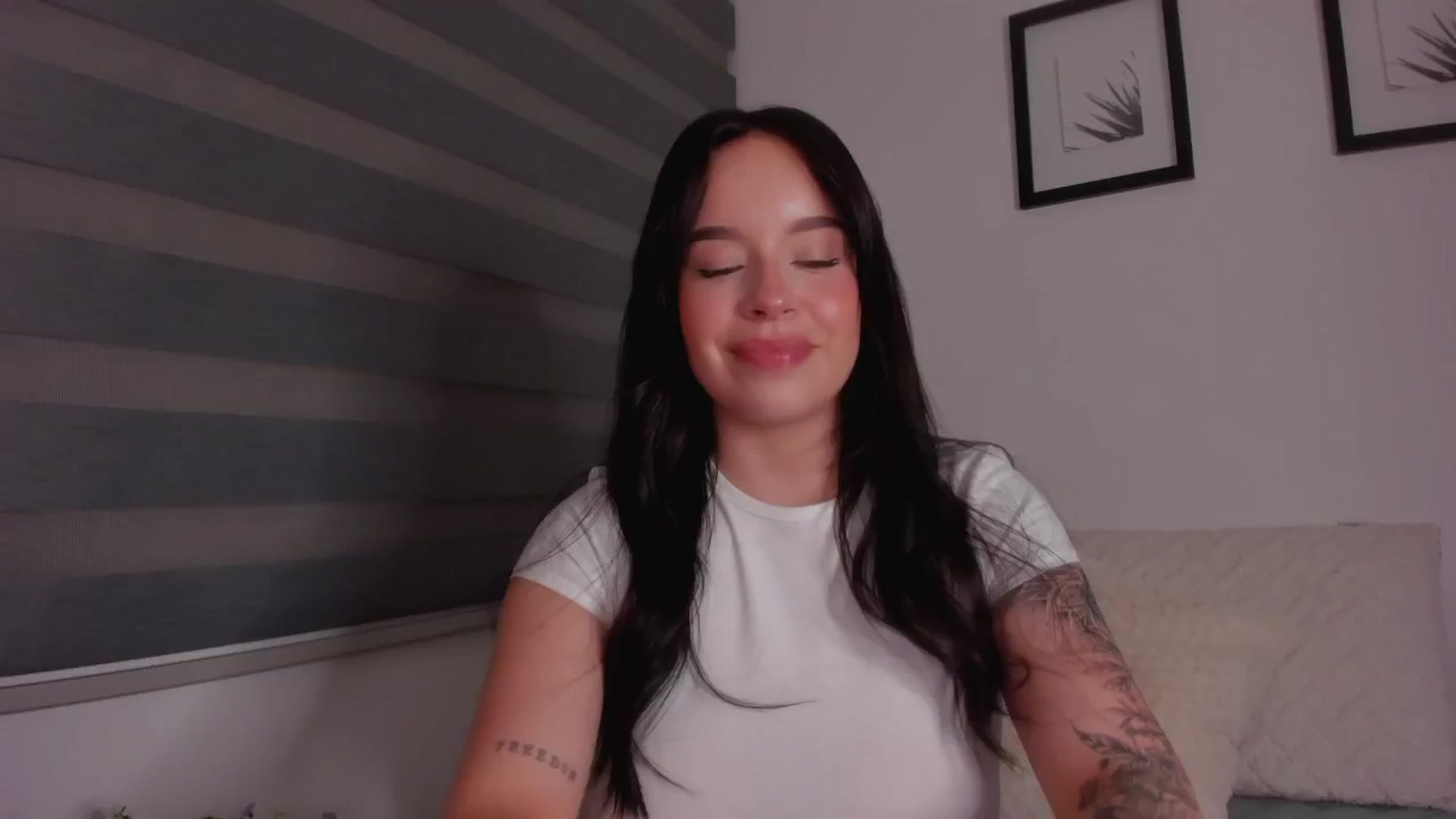 Gallery image thumbnail from Sexxygirl18x's myfreecams stream on, 09/18/2024, 23:17 image 4 of 20
