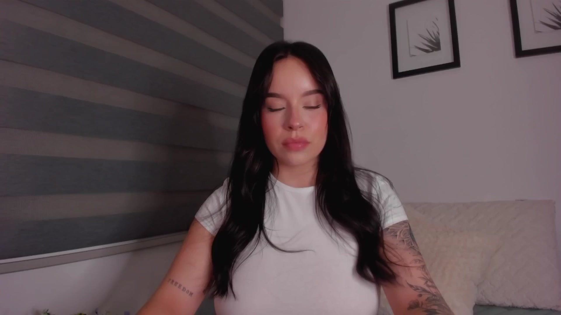 Gallery image thumbnail from Sexxygirl18x's myfreecams stream on, 09/18/2024, 23:17 image 8 of 20