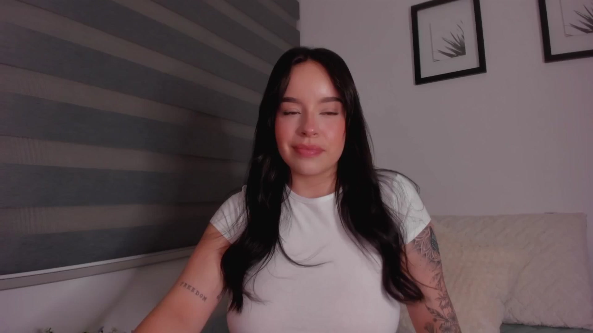 Gallery image thumbnail from Sexxygirl18x's myfreecams stream on, 09/18/2024, 23:17 image 7 of 20
