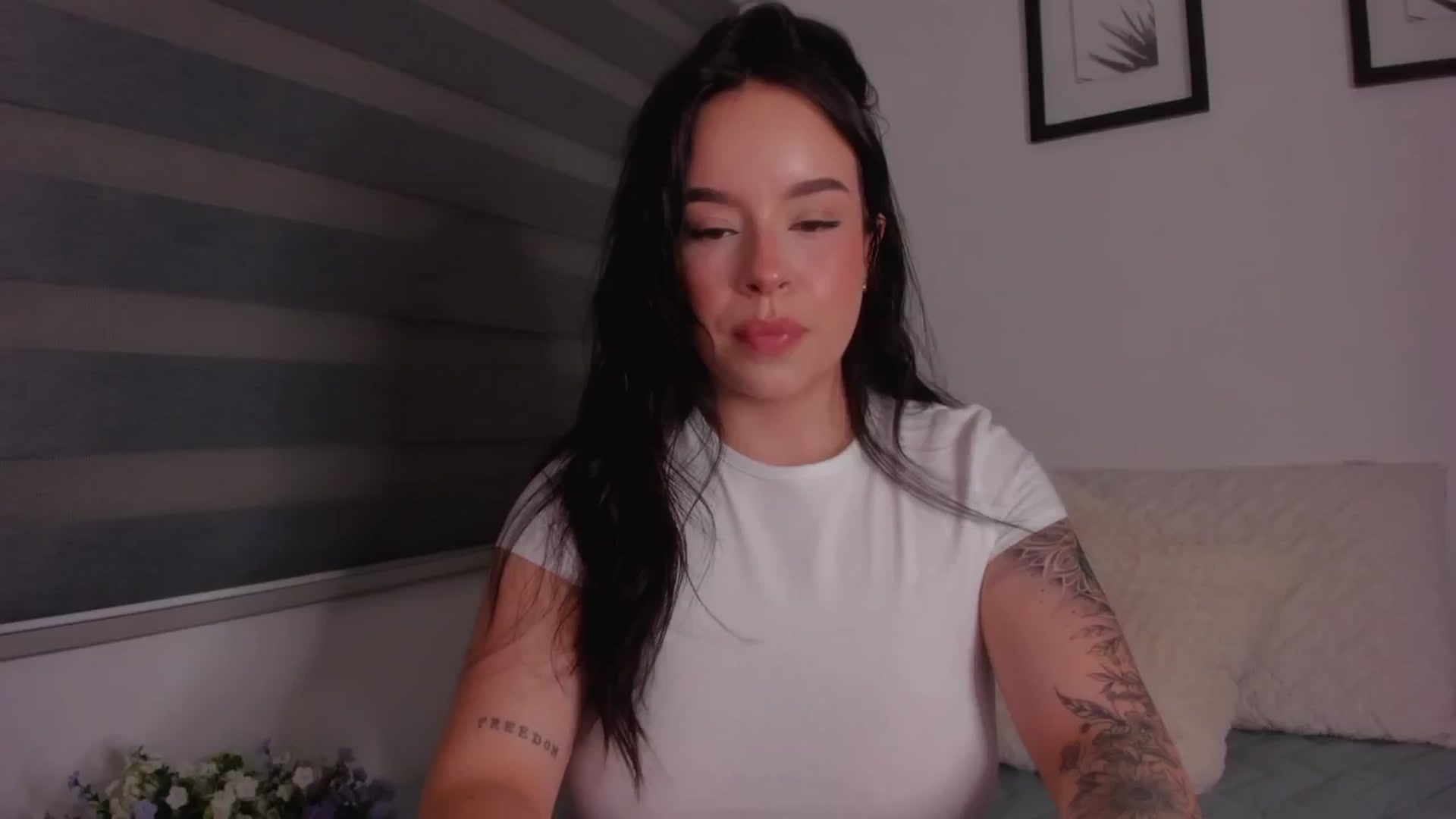 Gallery image thumbnail from Sexxygirl18x's myfreecams stream on, 09/18/2024, 23:17 image 17 of 20