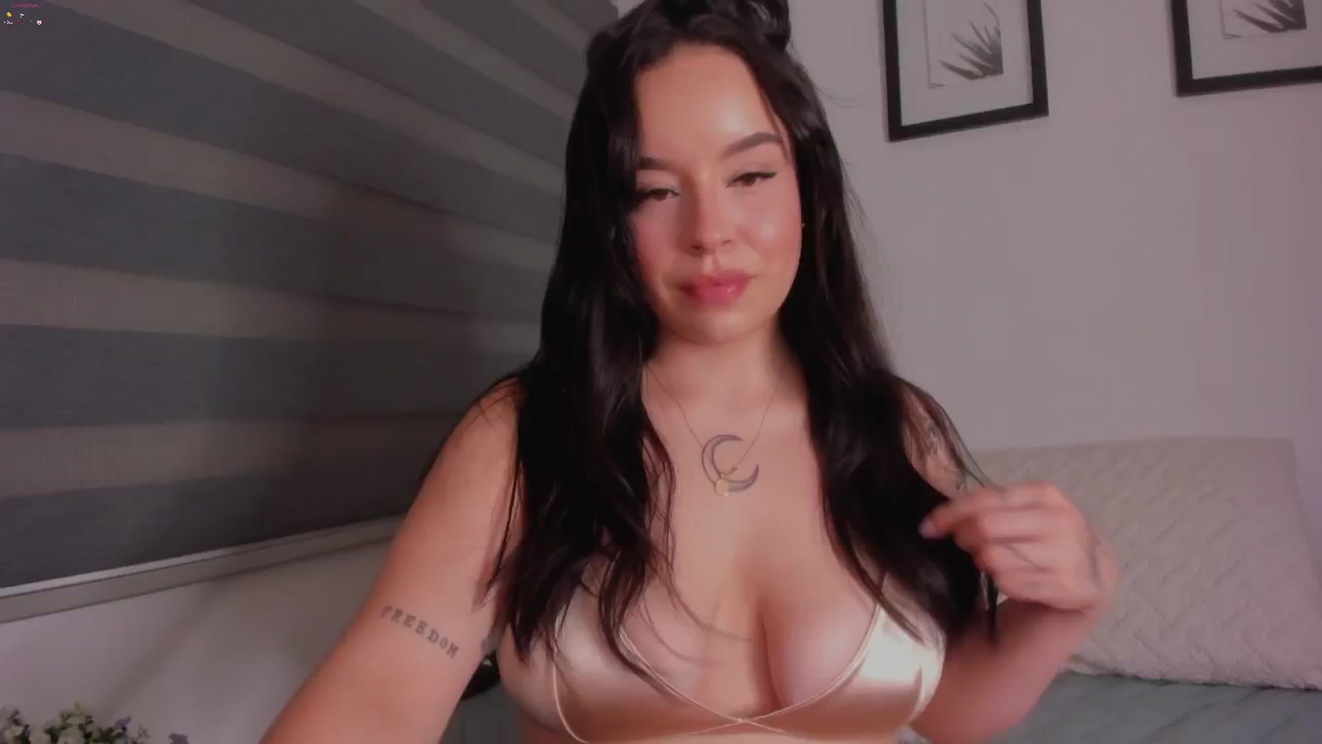 Gallery image thumbnail from Sexxygirl18x's myfreecams stream on, 09/21/2024, 01:32 image 11 of 20