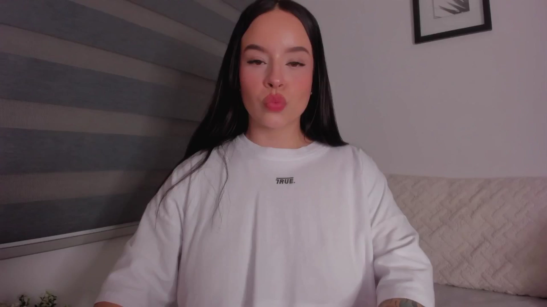 Gallery image thumbnail from Sexxygirl18x's myfreecams stream on, 10/01/2024, 01:01 image 2 of 20