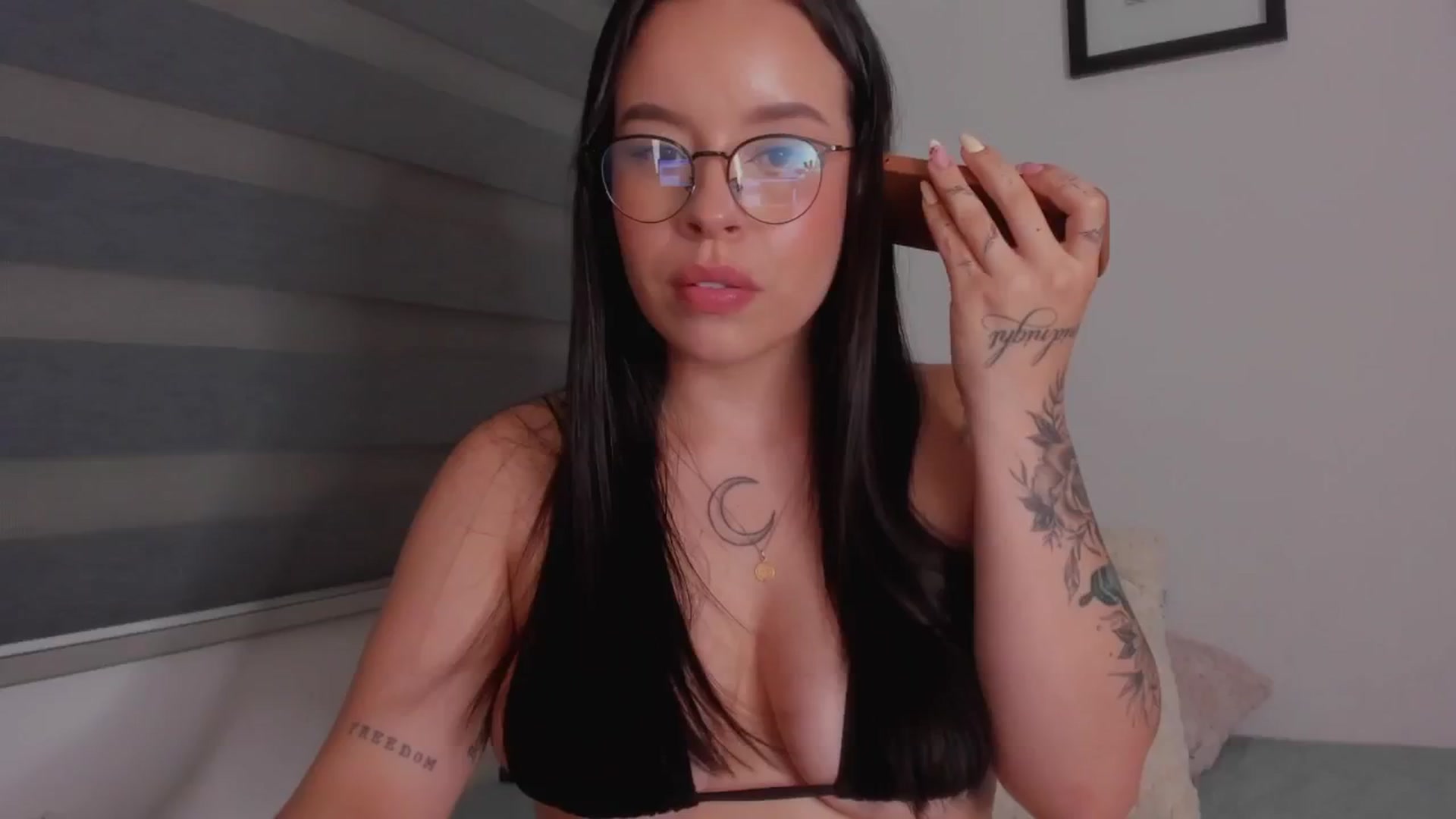 Gallery image thumbnail from Sexxygirl18x's myfreecams stream on, 10/03/2024, 02:03 image 16 of 20