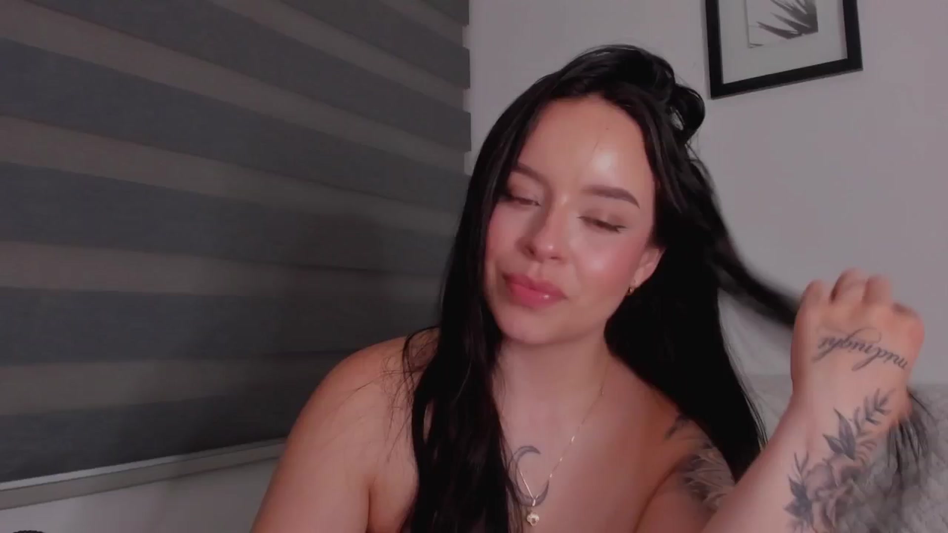 Gallery image thumbnail from Sexxygirl18x's myfreecams stream on, 10/07/2024, 02:50 image 17 of 20