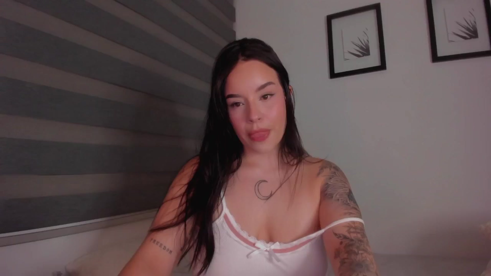 Gallery image thumbnail from Sexxygirl18x's myfreecams stream on, 10/20/2024, 24:12 image 14 of 20