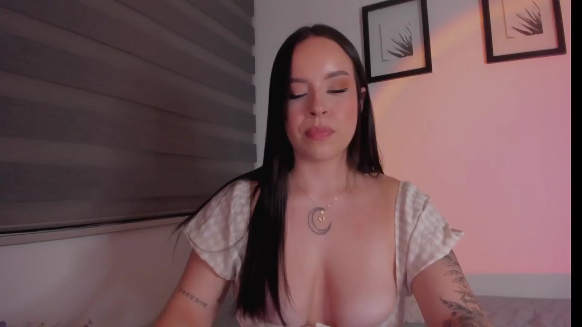 Gallery image thumbnail from Sexxygirl18x's myfreecams stream on, 10/24/2024, 01:34 image 6 of 20