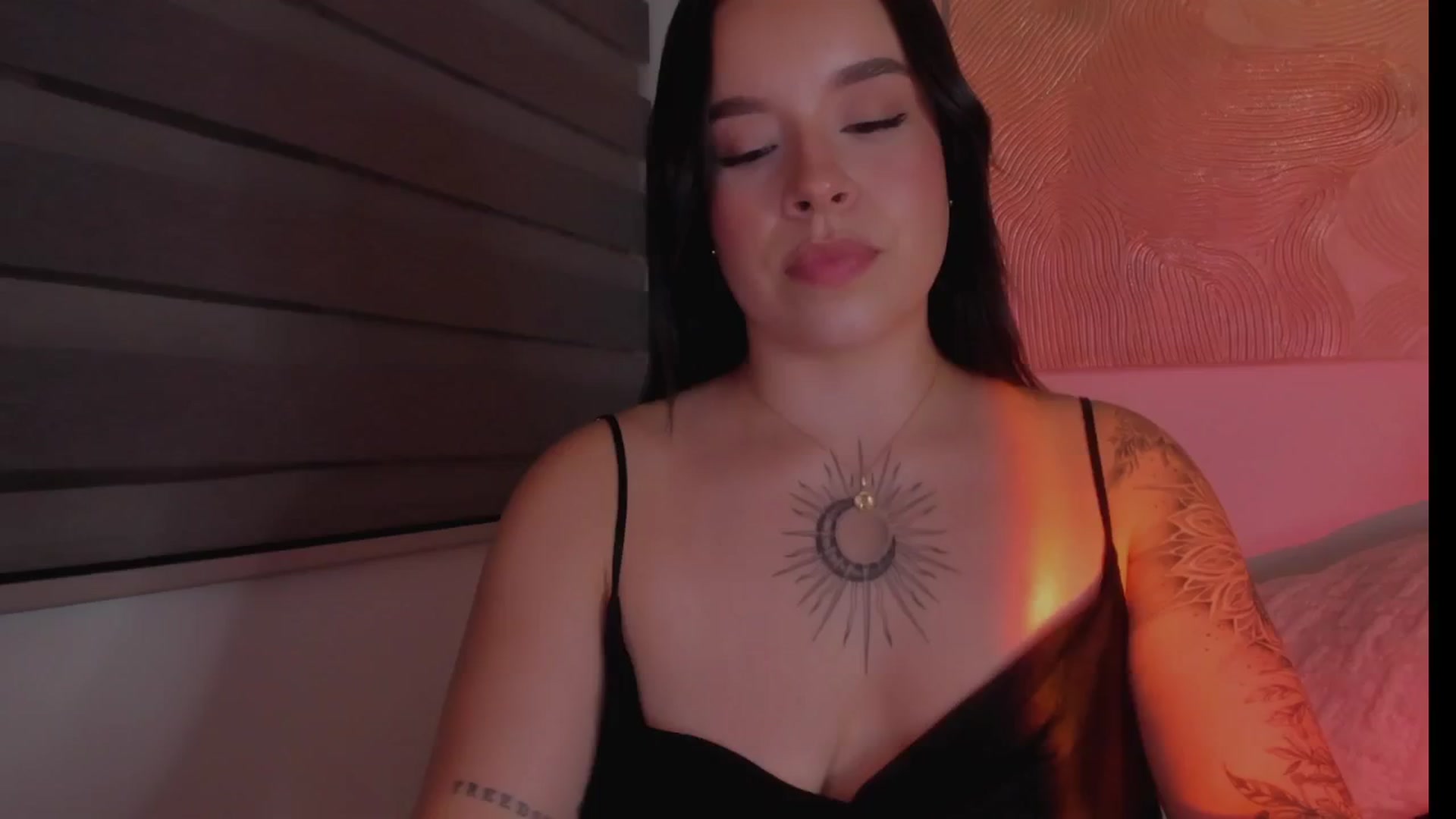 Gallery image thumbnail from Sexxygirl18x's myfreecams stream on, 12/10/2024, 03:34 image 16 of 20