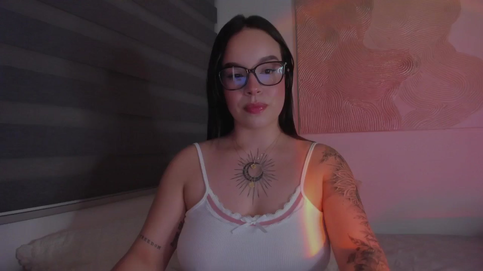 Gallery image thumbnail from Sexxygirl18x's myfreecams stream on, 12/19/2024, 23:27 image 16 of 20