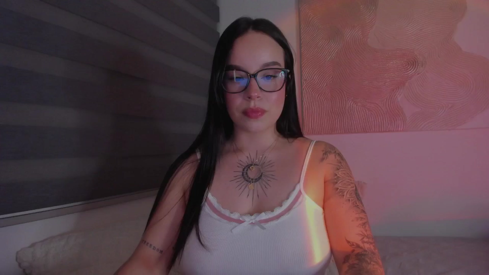 Gallery image thumbnail from Sexxygirl18x's myfreecams stream on, 12/19/2024, 23:27 image 19 of 20