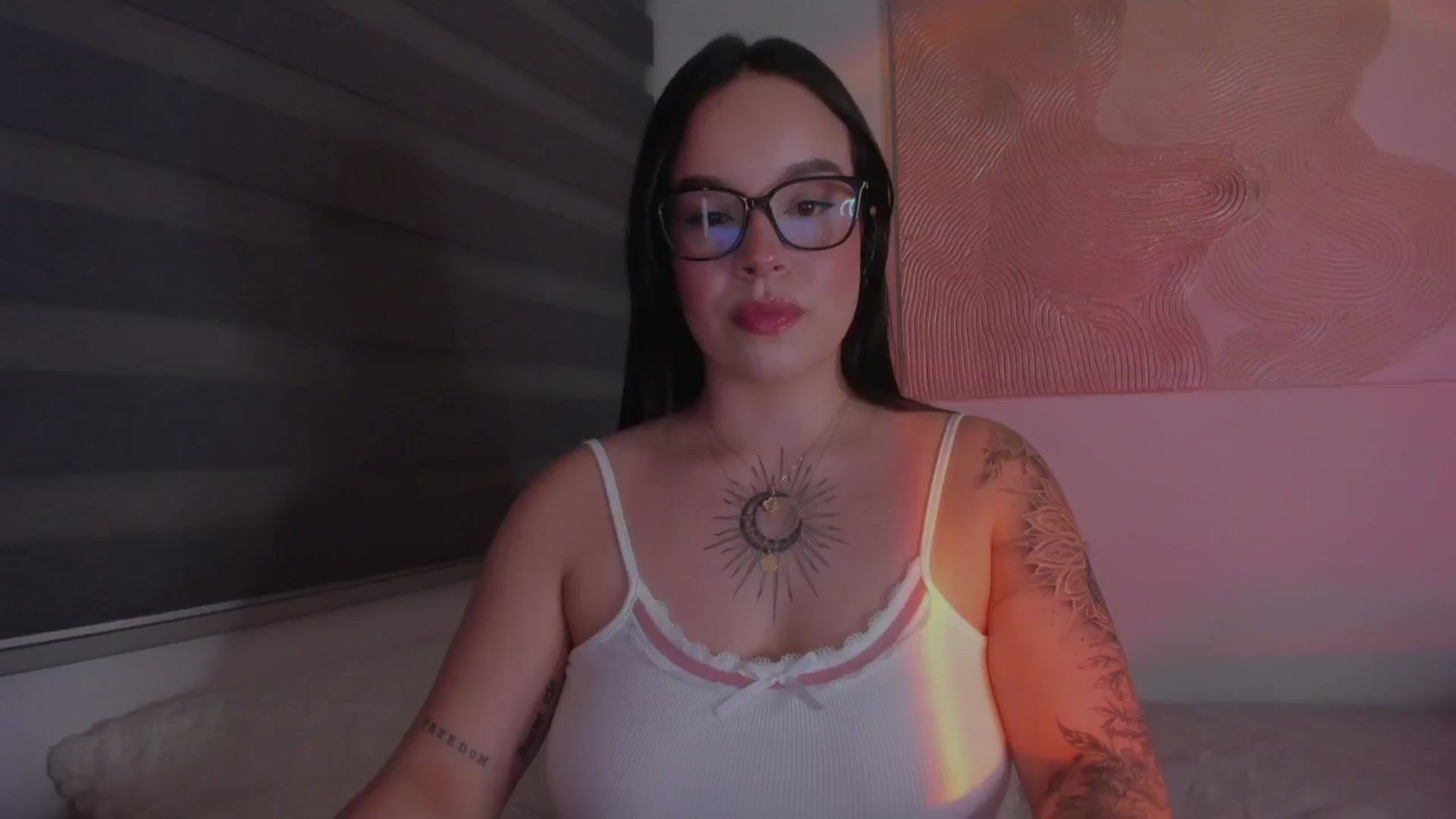 Gallery image thumbnail from Sexxygirl18x's myfreecams stream on, 12/19/2024, 23:27 image 17 of 20