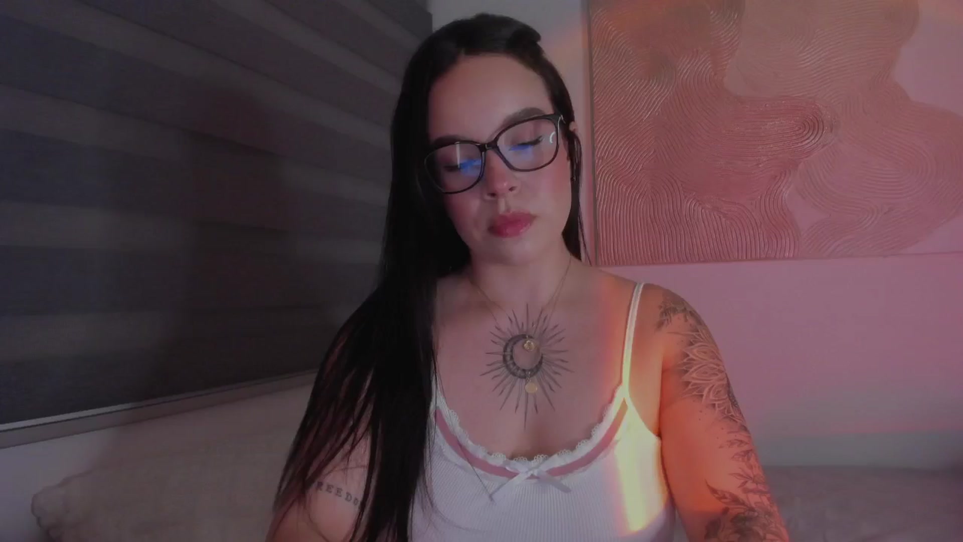 Gallery image thumbnail from Sexxygirl18x's myfreecams stream on, 12/19/2024, 23:27 image 4 of 20