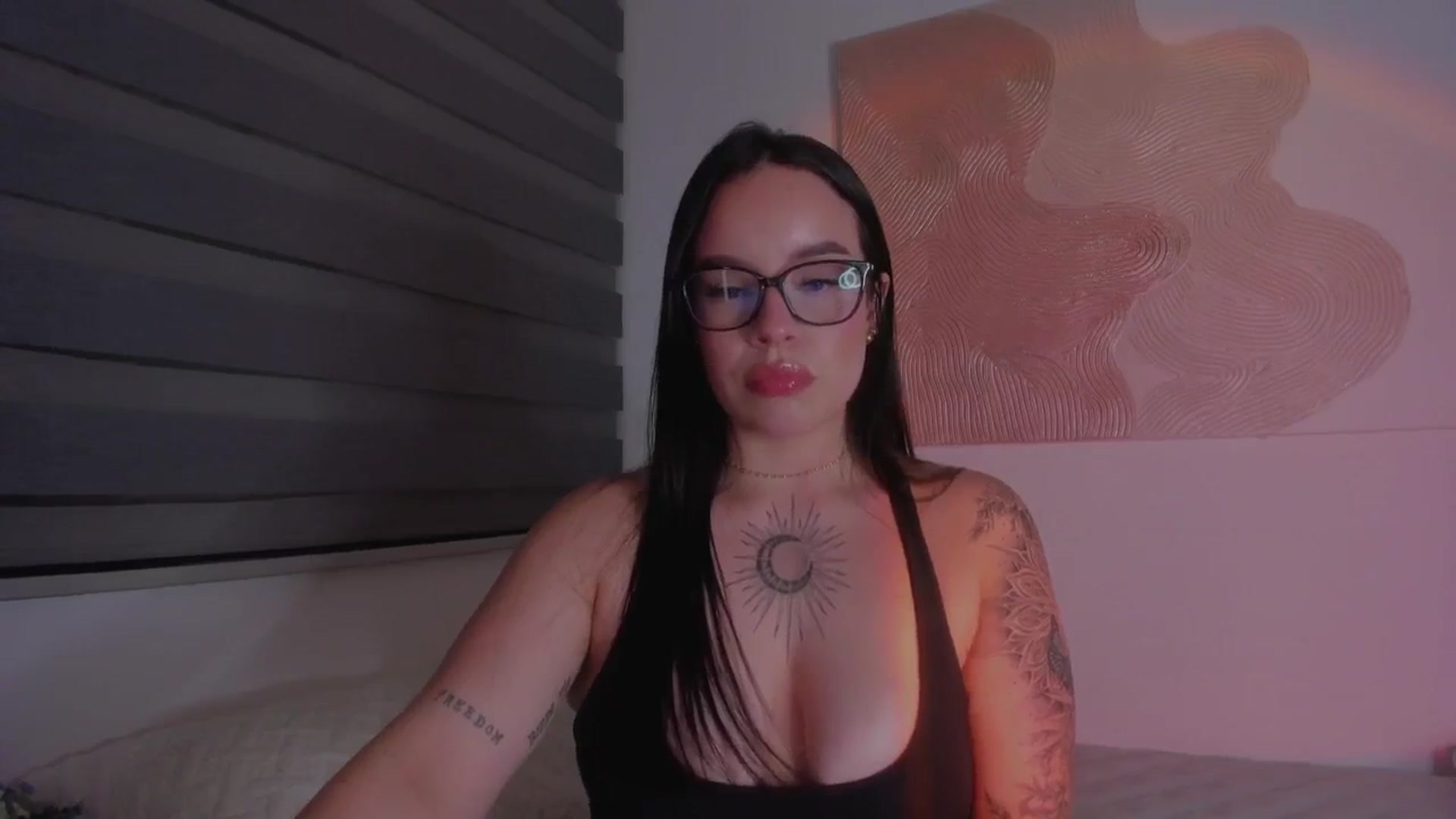 Gallery image thumbnail from Sexxygirl18x's myfreecams stream on, 12/24/2024, 01:34 image 9 of 20