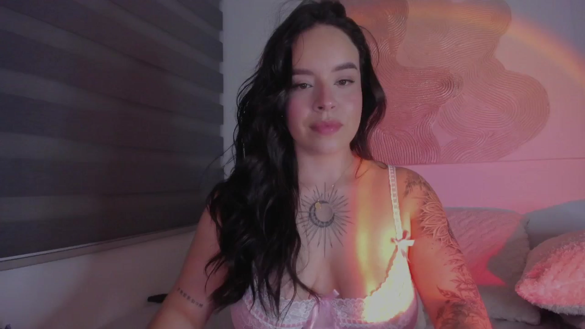 Gallery image thumbnail from Sexxygirl18x's myfreecams stream on, 12/31/2024, 01:08 image 15 of 20