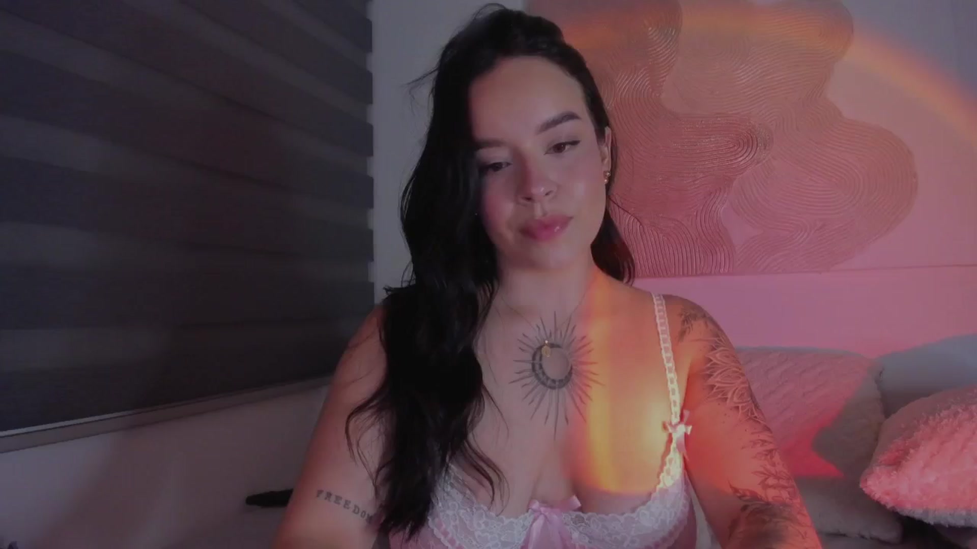 Gallery image thumbnail from Sexxygirl18x's myfreecams stream on, 12/31/2024, 01:08 image 17 of 20