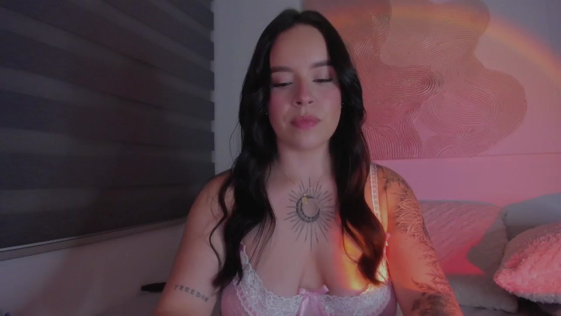 Gallery image thumbnail from Sexxygirl18x's myfreecams stream on, 12/31/2024, 01:08 image 16 of 20