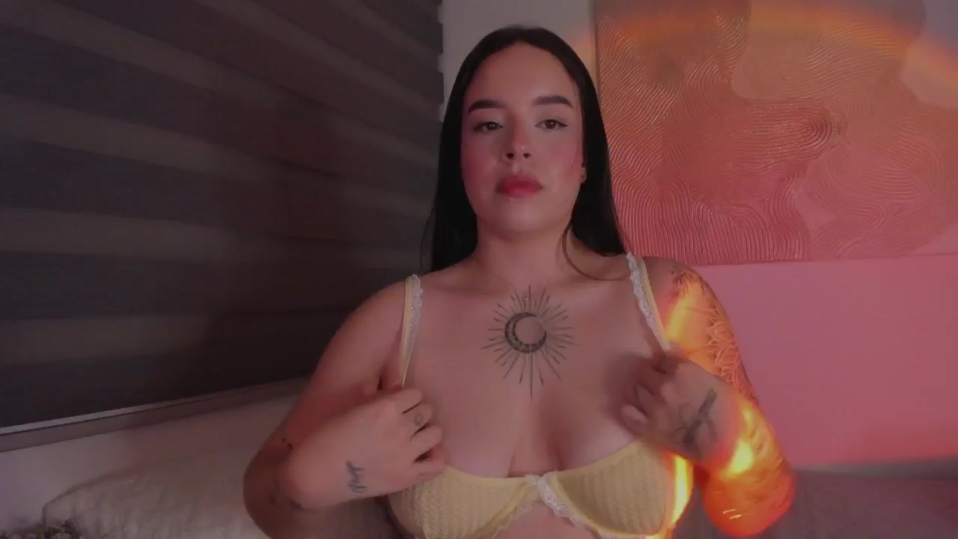 Gallery image thumbnail from Sexxygirl18x's myfreecams stream on, 01/04/2025, 24:37 image 17 of 20