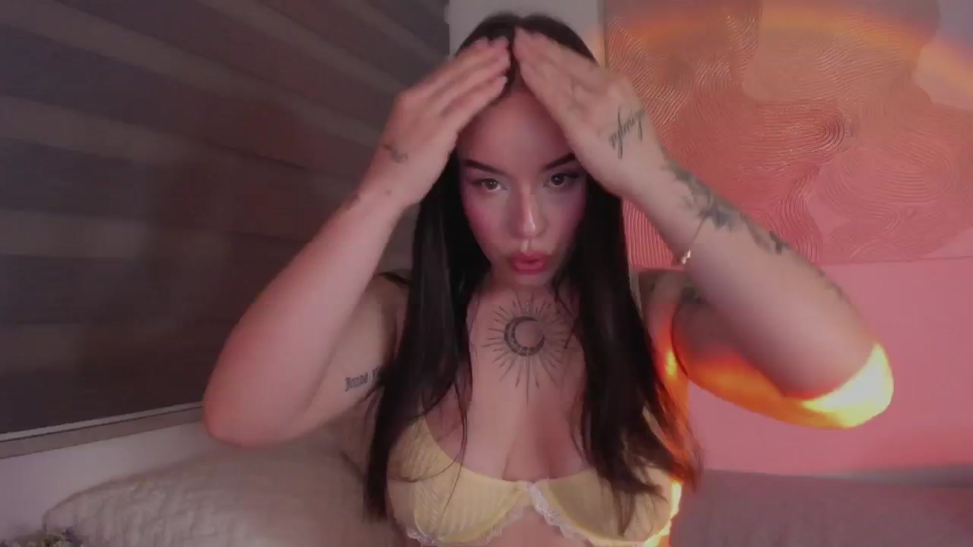 Gallery image thumbnail from Sexxygirl18x's myfreecams stream on, 01/04/2025, 24:37 image 19 of 20