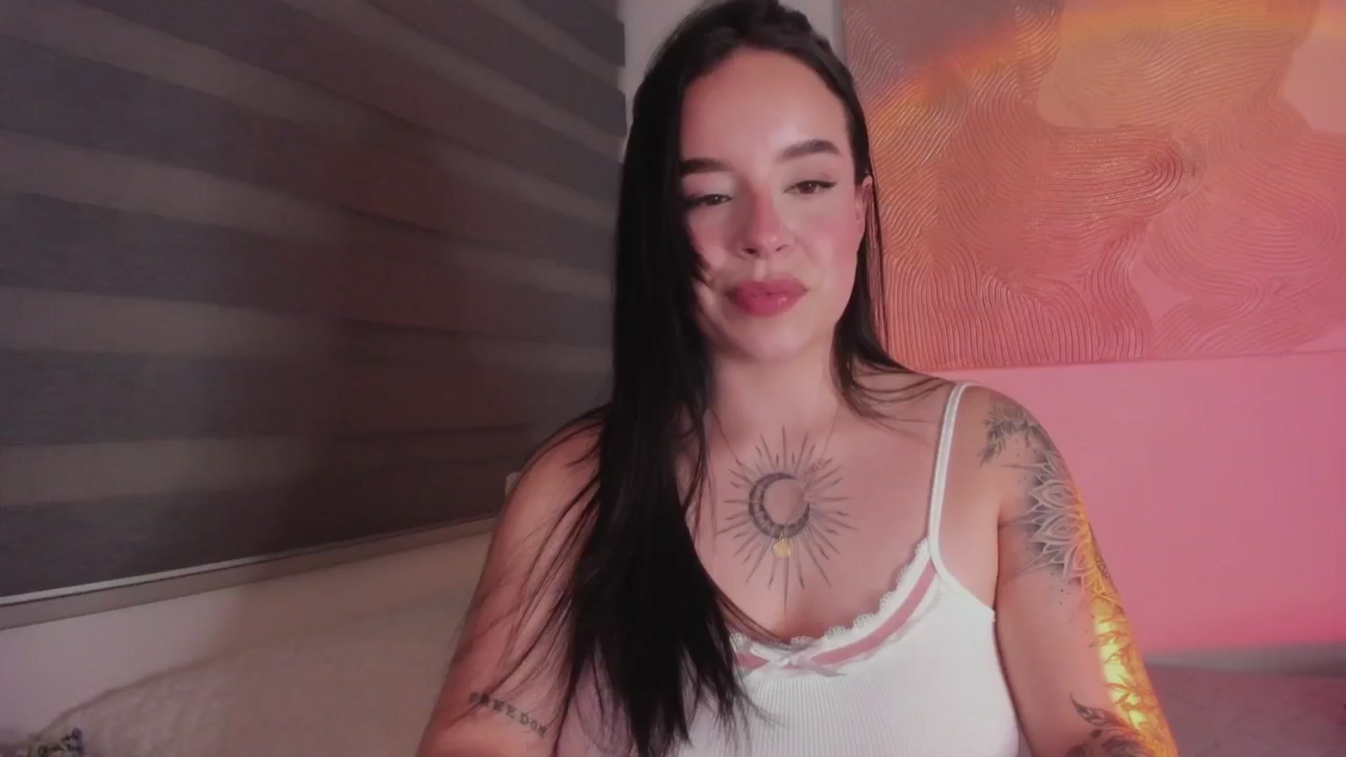 Gallery image thumbnail from Sexxygirl18x's myfreecams stream on, 01/07/2025, 02:50 image 6 of 20