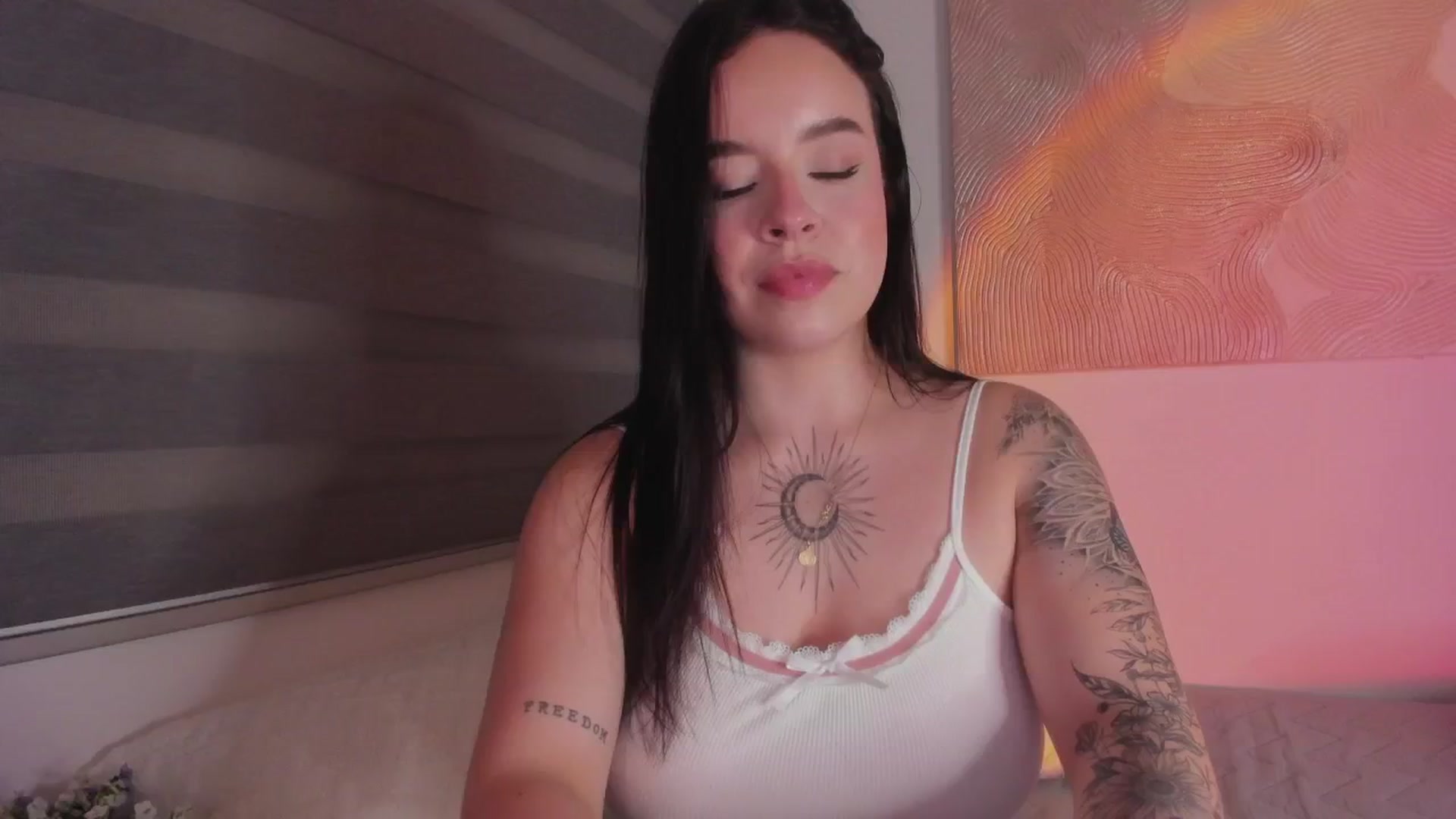 Gallery image thumbnail from Sexxygirl18x's myfreecams stream on, 01/07/2025, 03:58 image 15 of 20