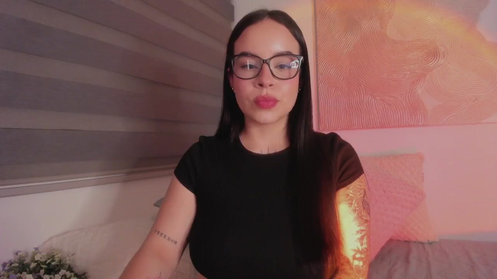 Gallery image thumbnail from Sexxygirl18x's myfreecams stream on, 01/14/2025, 01:06 image 17 of 20