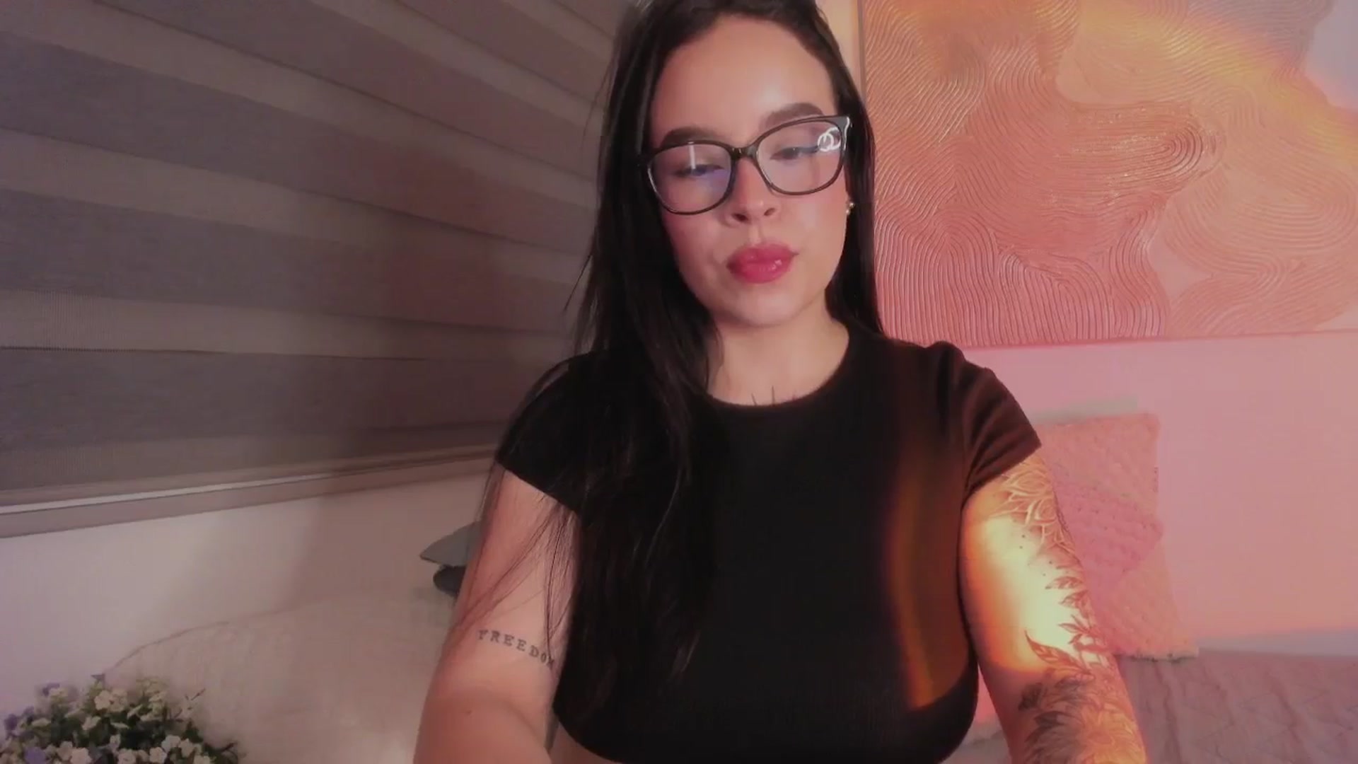 Gallery image thumbnail from Sexxygirl18x's myfreecams stream on, 01/14/2025, 01:06 image 7 of 20