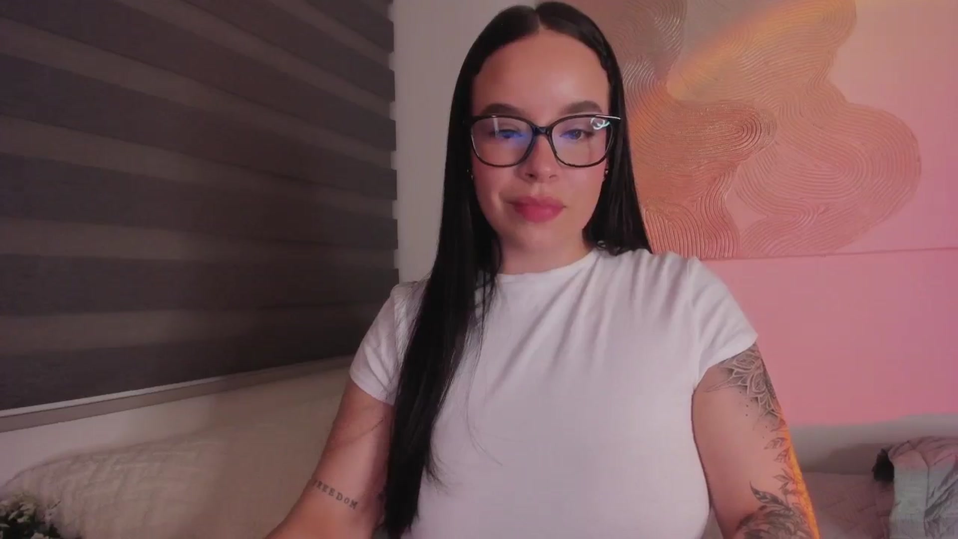 Gallery image thumbnail from Sexxygirl18x's myfreecams stream on, 01/16/2025, 24:36 image 14 of 20