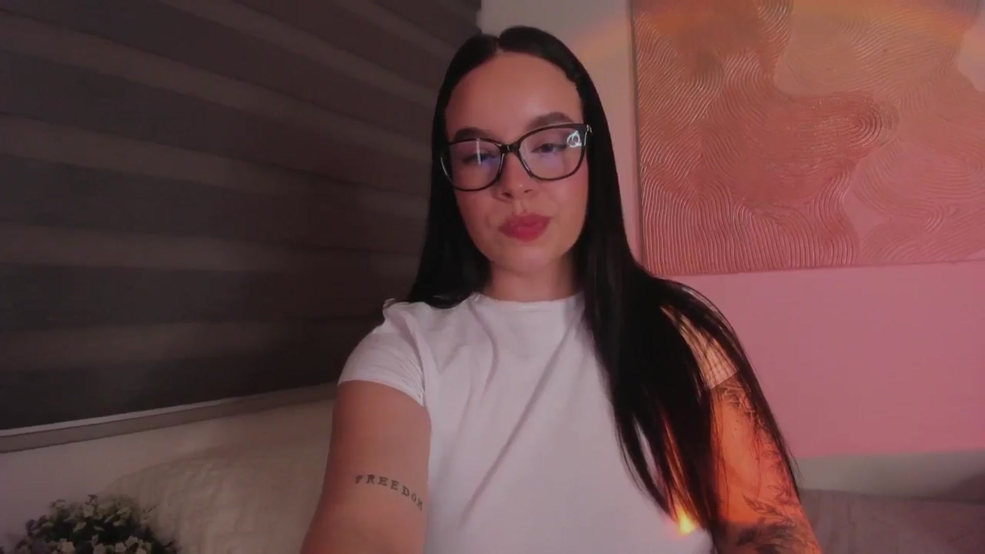 Gallery image thumbnail from Sexxygirl18x's myfreecams stream on, 01/16/2025, 24:36 image 19 of 20