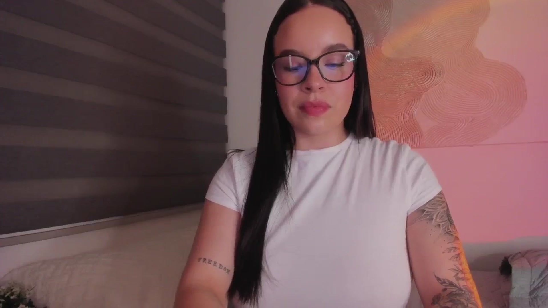 Gallery image thumbnail from Sexxygirl18x's myfreecams stream on, 01/16/2025, 24:36 image 10 of 20