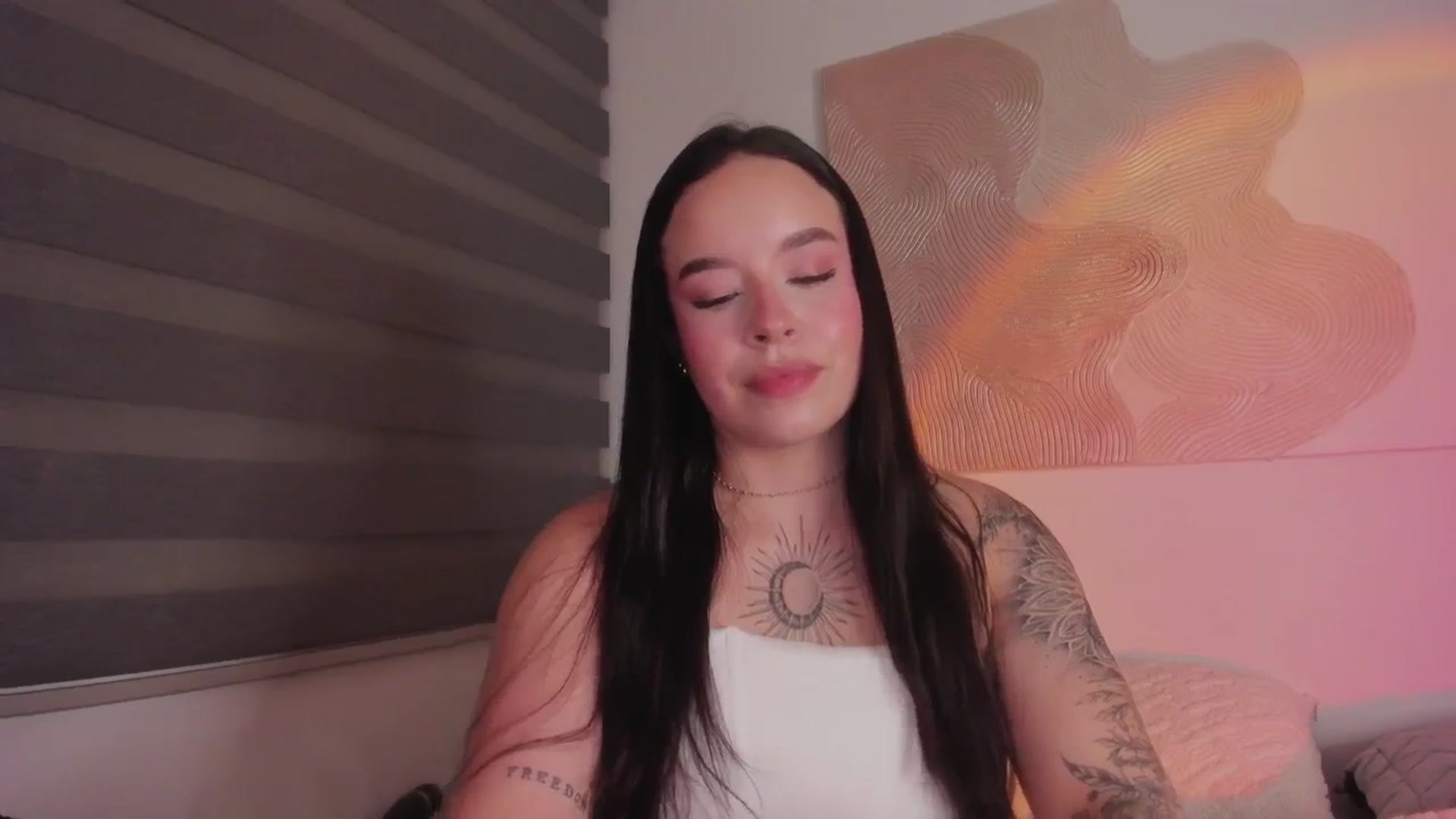 Gallery image thumbnail from Sexxygirl18x's myfreecams stream on, 01/18/2025, 24:02 image 20 of 20