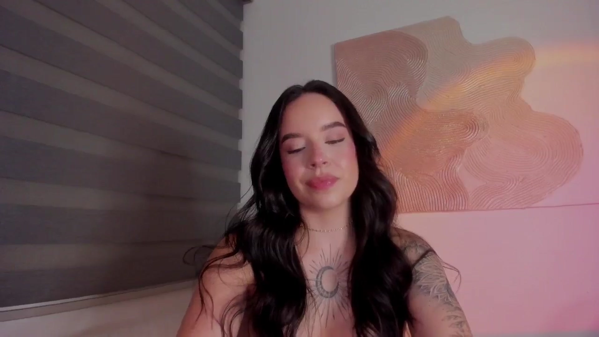 Gallery image thumbnail from Sexxygirl18x's myfreecams stream on, 01/25/2025, 24:14 image 17 of 20