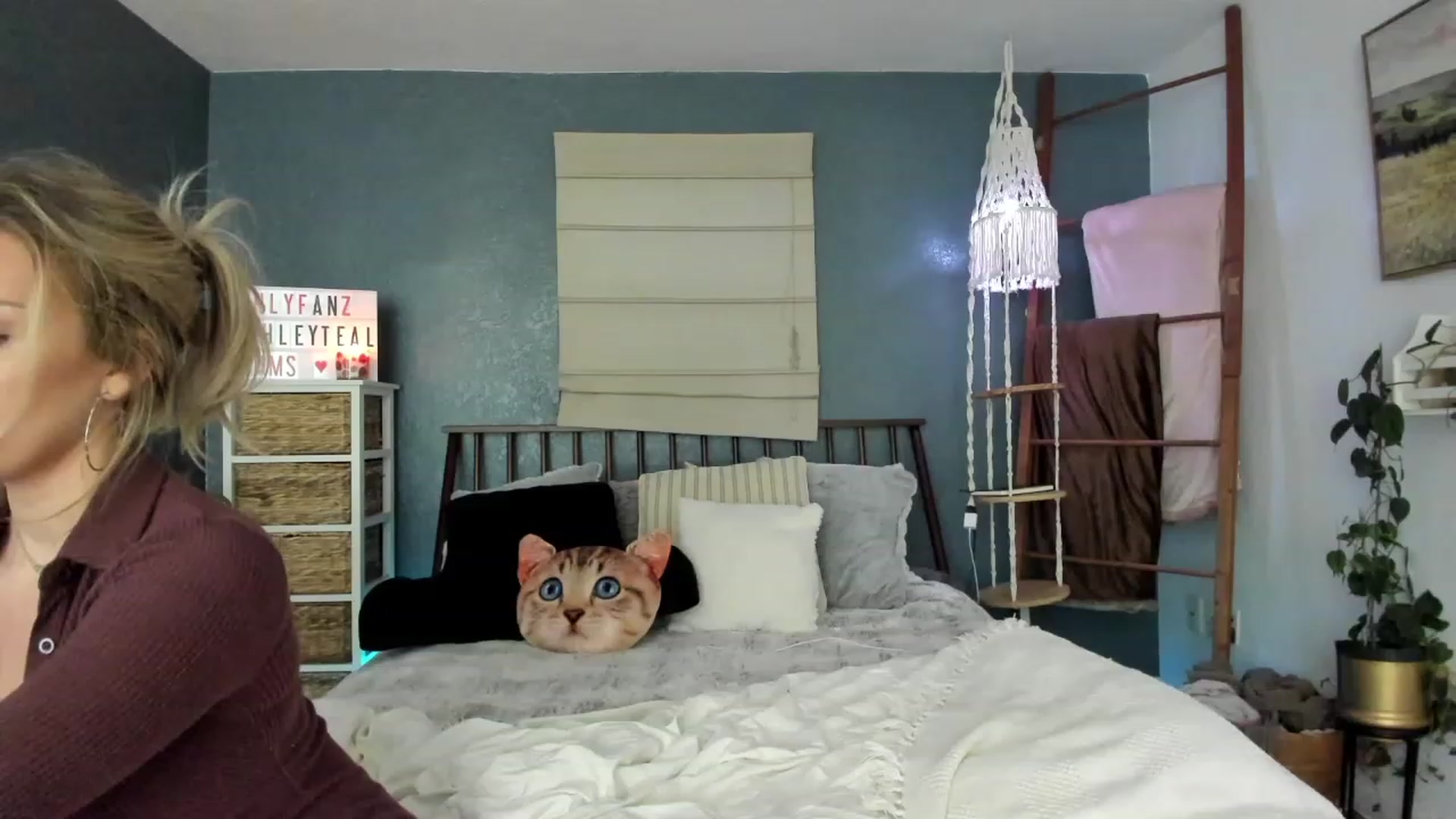 Gallery image thumbnail from SexyAshley_21's myfreecams stream on, 02/05/2023, 07:55 image 9 of 20