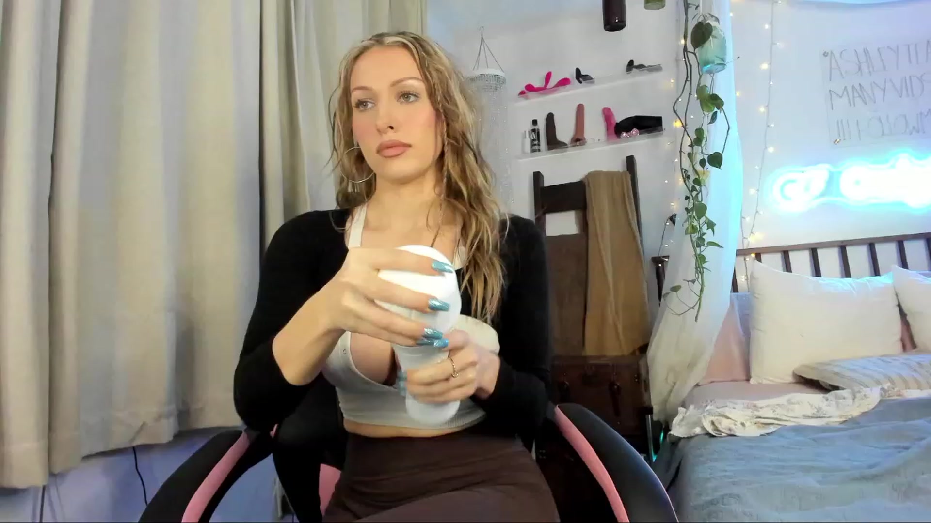Gallery image thumbnail from SexyAshley_21's myfreecams stream on, 01/04/2024, 24:38 image 3 of 20