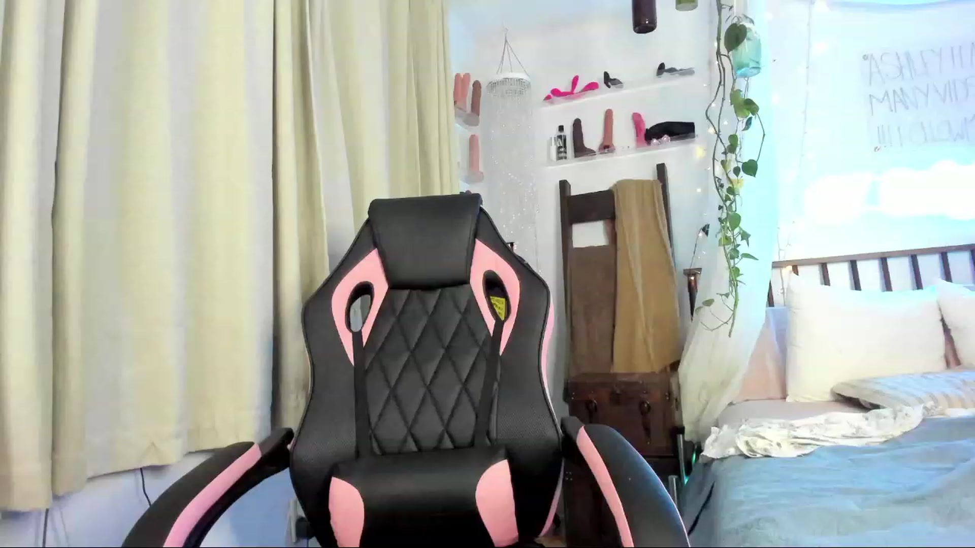 Gallery image thumbnail from SexyAshley_21's myfreecams stream on, 01/04/2024, 24:38 image 18 of 20