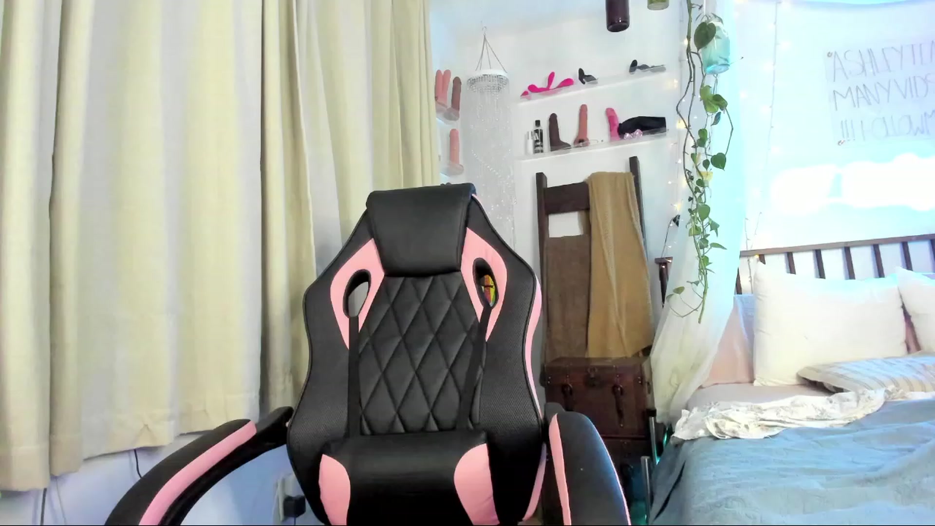 Gallery image thumbnail from SexyAshley_21's myfreecams stream on, 01/04/2024, 24:38 image 19 of 20
