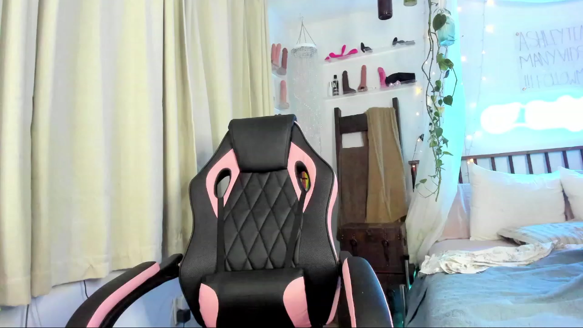 Gallery image thumbnail from SexyAshley_21's myfreecams stream on, 01/04/2024, 24:38 image 20 of 20