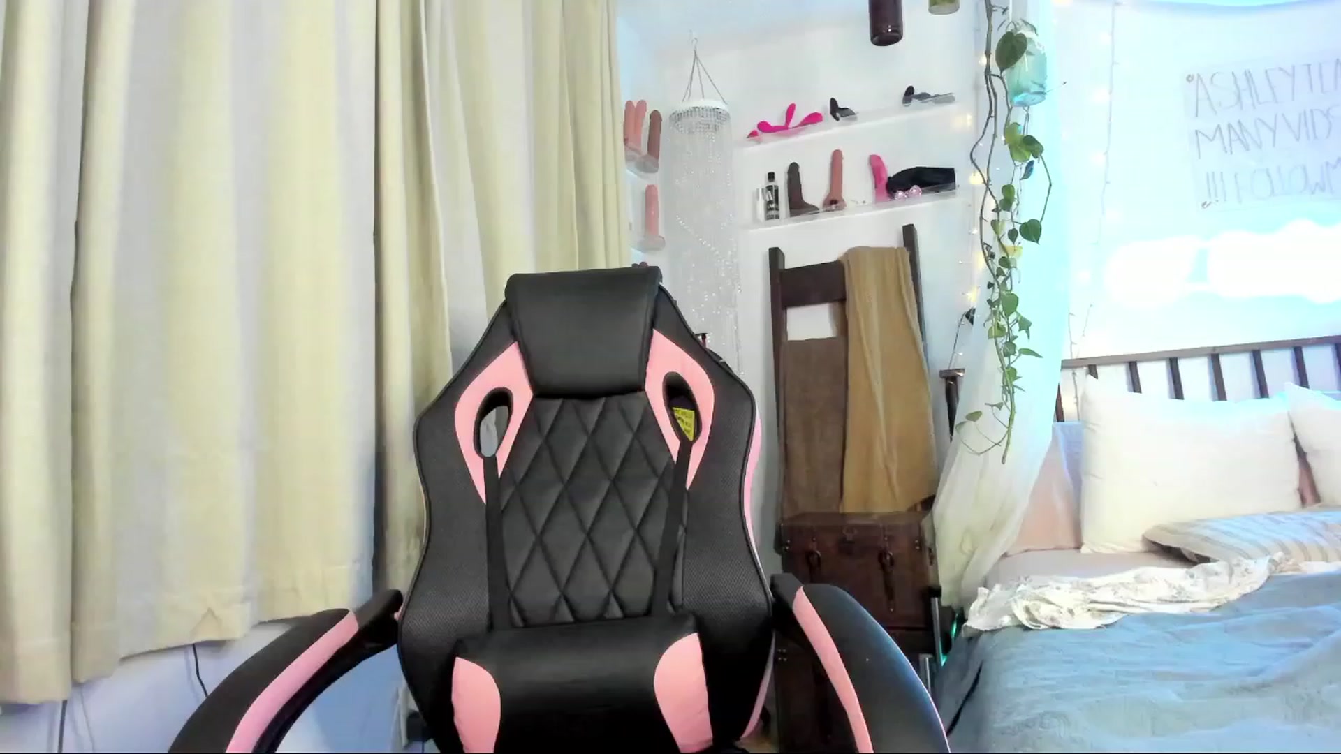 Gallery image thumbnail from SexyAshley_21's myfreecams stream on, 01/04/2024, 24:38 image 17 of 20