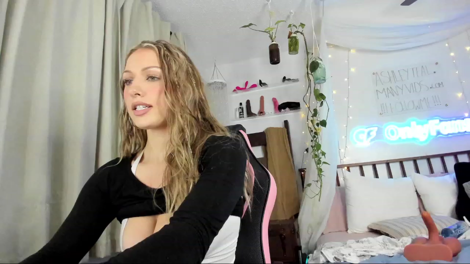 Gallery image thumbnail from SexyAshley_21's myfreecams stream on, 01/04/2024, 03:23 image 16 of 20