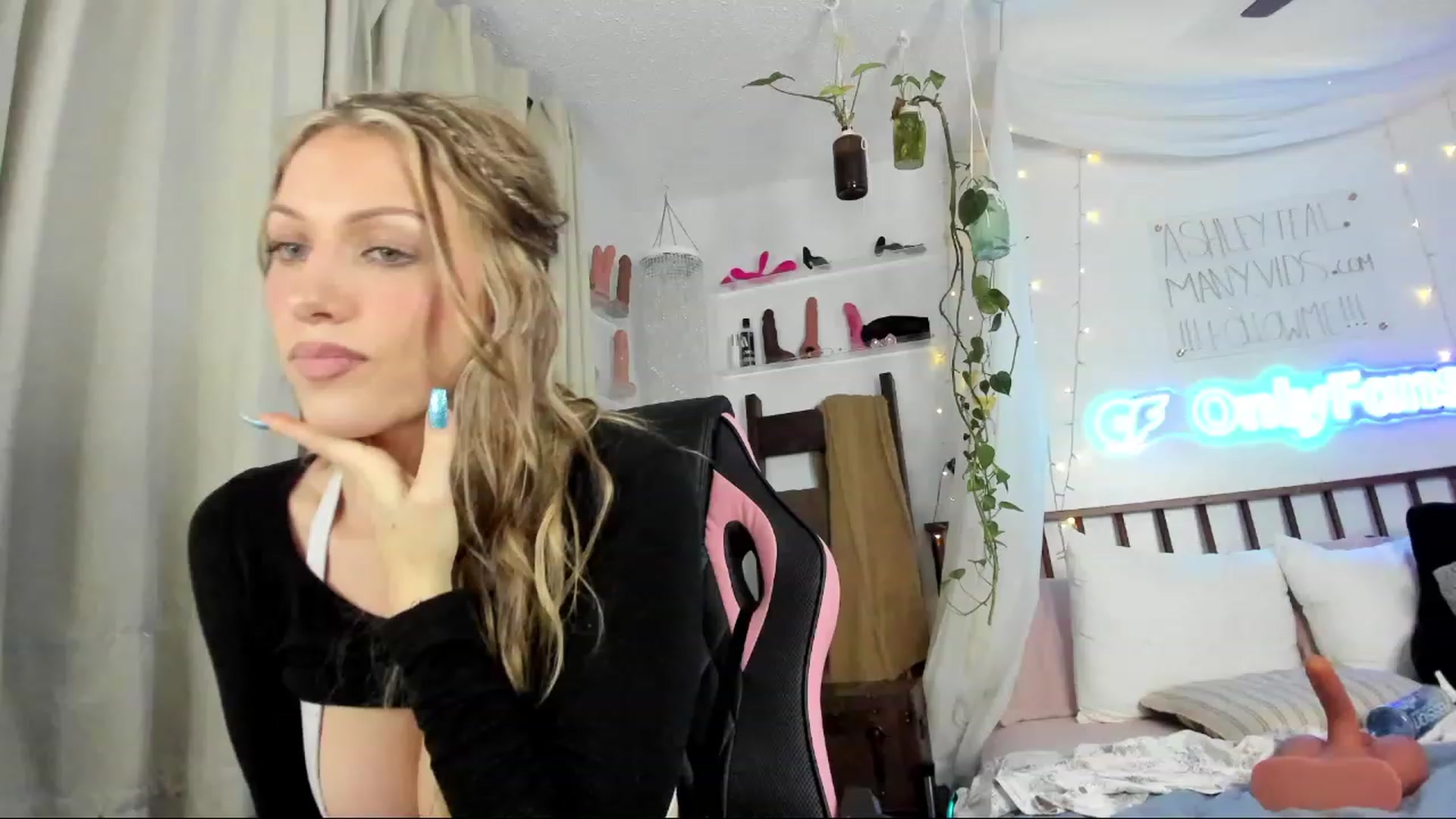 Gallery image thumbnail from SexyAshley_21's myfreecams stream on, 01/04/2024, 03:23 image 17 of 20